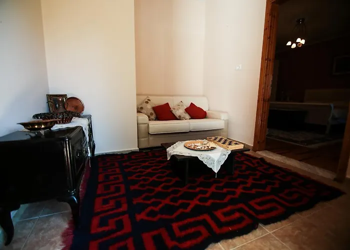 Πανσιόν Bujtina Leon's 4*